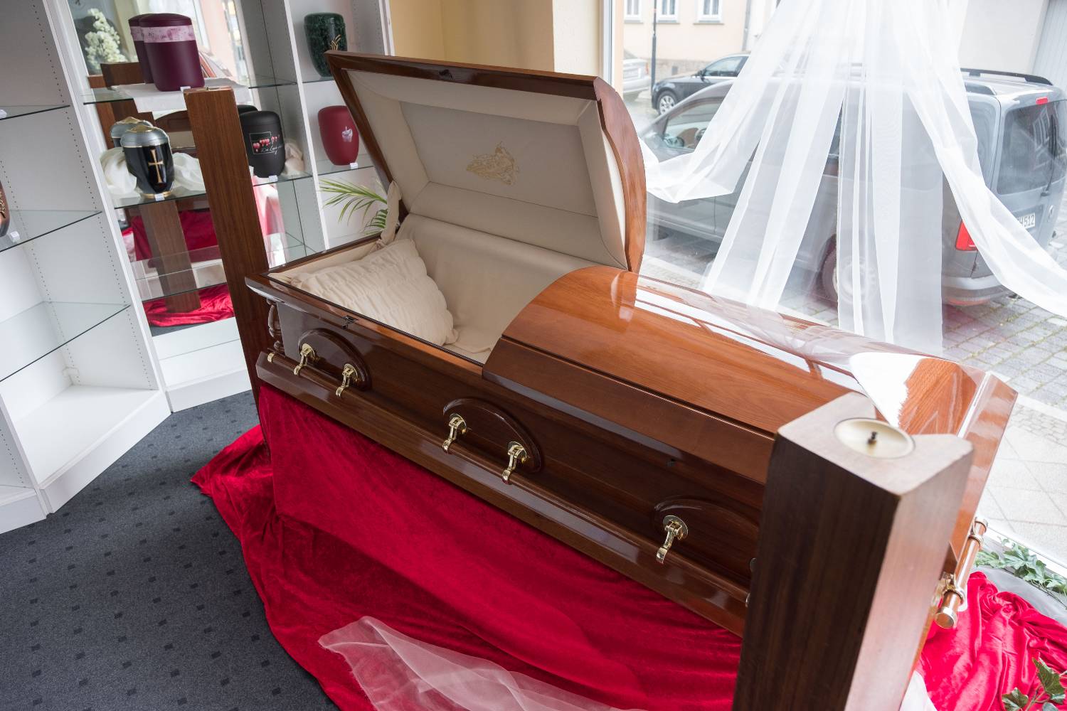 Finden Sie den richtigen Sarg vor der Bestattung im Bestattungshaus Michael Thomä aus Mühlhausen.
