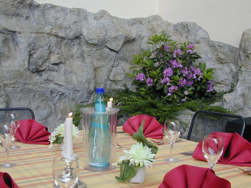 Genießen Sie unser Essen in den Sommermonaten auch auf der Felswandterrasse unseres Restaurants in Kaiserslautern.