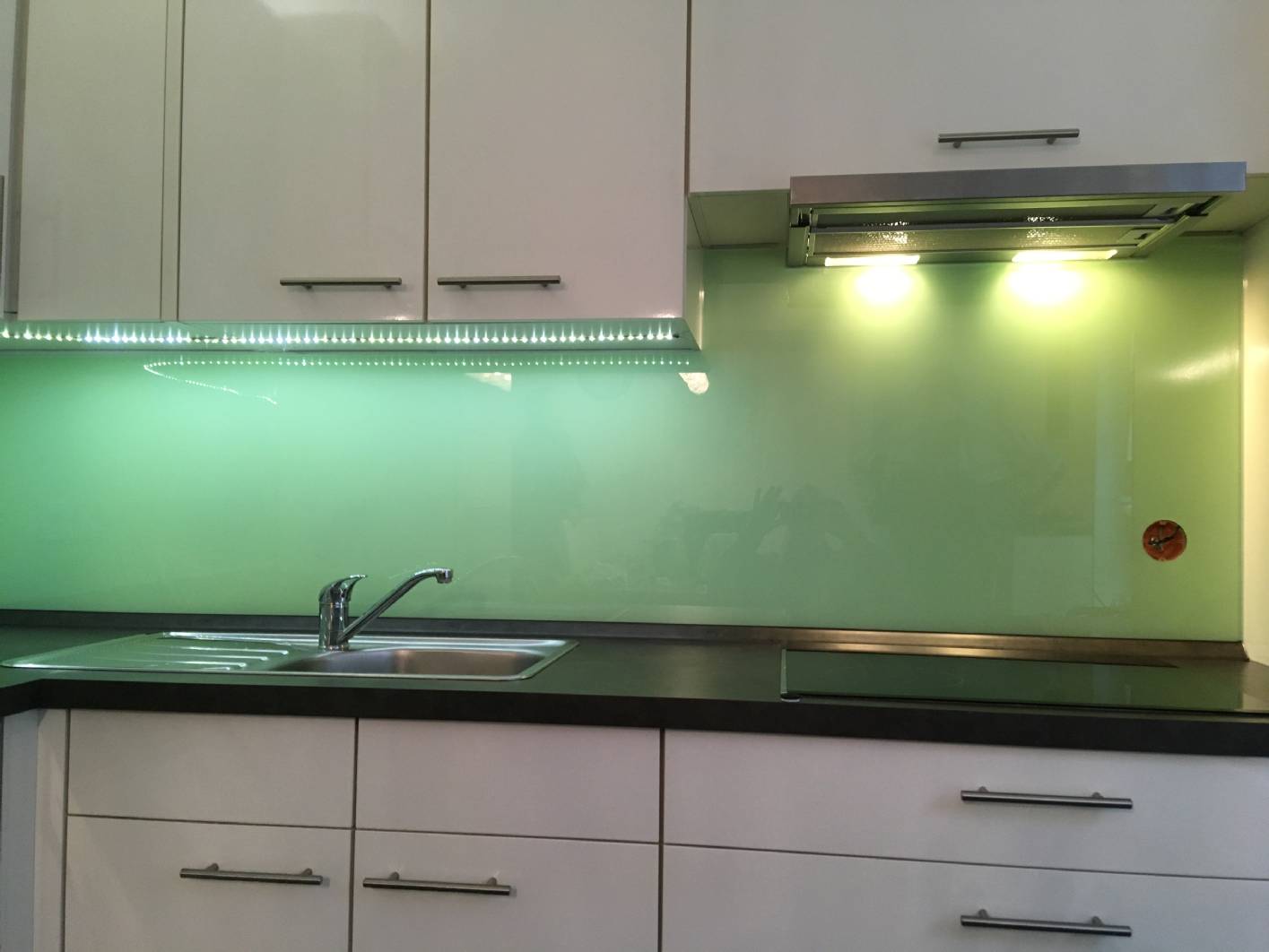 Lackiertes Glas für Küchenrückwände nach Maß durch Ihren Meisterbetrieb in Oberhausen