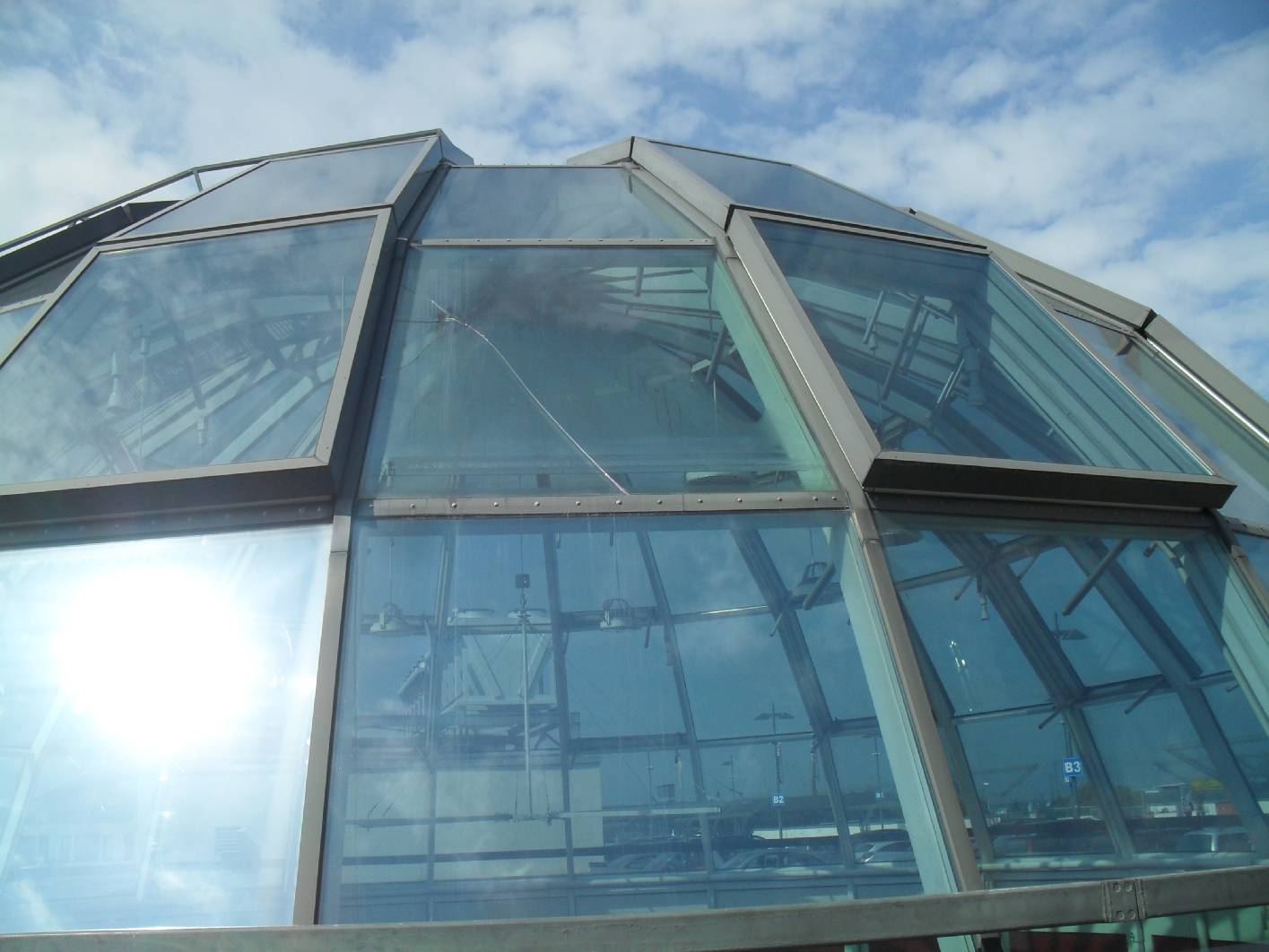 Der Glasboy tauscht schwerste Glasscheiben aus, bis in einer Höhe von acht Metern