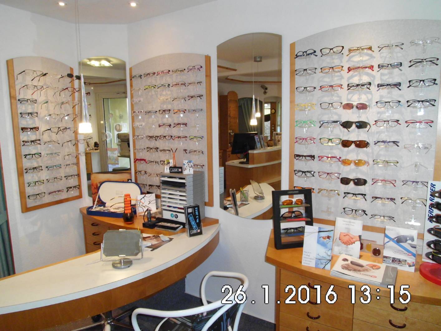Sie suchen nach einem Optiker in der Nähe von Zeulenroda, der Sie kompetent zu Brillen und Kontaktlinsen berät? Dann sind Sie bei Augenoptik Jüchser richtig.