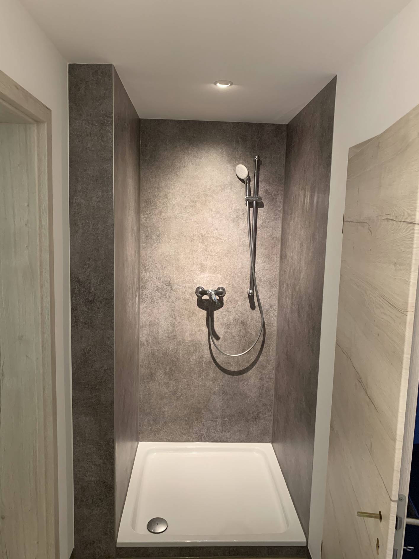 Fugenloses Bad im Duschbereich mit Mineral-Design Vario in Ro&szlig;dorf