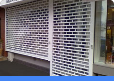 Als Ihr Experte für Terrassenüberdachungen und Sonnenschutz in Aachen führen wir auch Rollgitter für Sie.