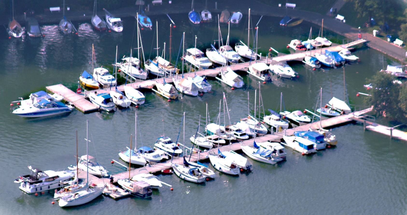 Unser Sportboothafen Fontanepark bietet 114 Liegeplätze und ist ideal geeignet zum Segeln und für Wassersport