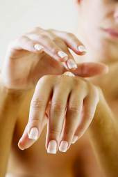 Haben Sie brüchige Fingernägel oder blättert ihr Nagellack immer viel zu schnell ab? Dann sind Catherine Gel-Nägel die Lösung für ihre Probleme!