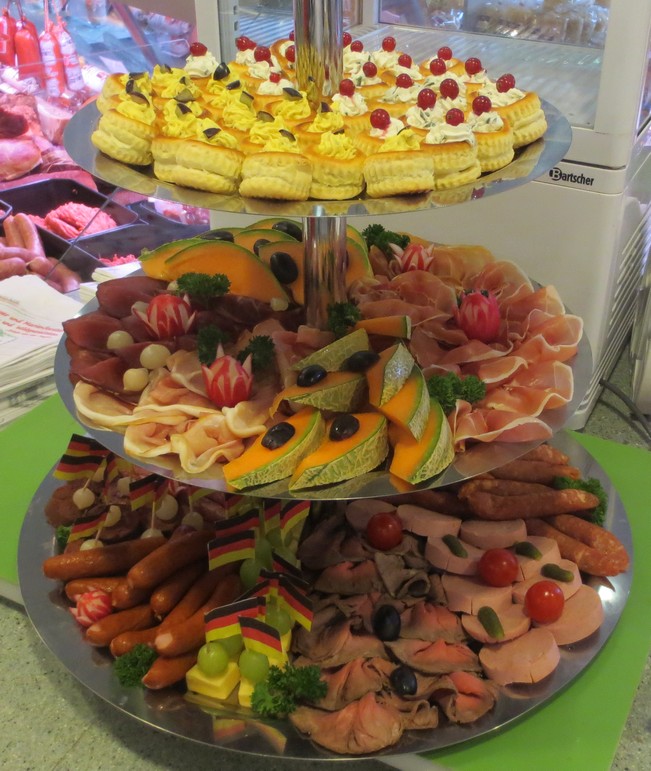 Partyservice Etagere mit Wurst, Obst, Fingerfood
