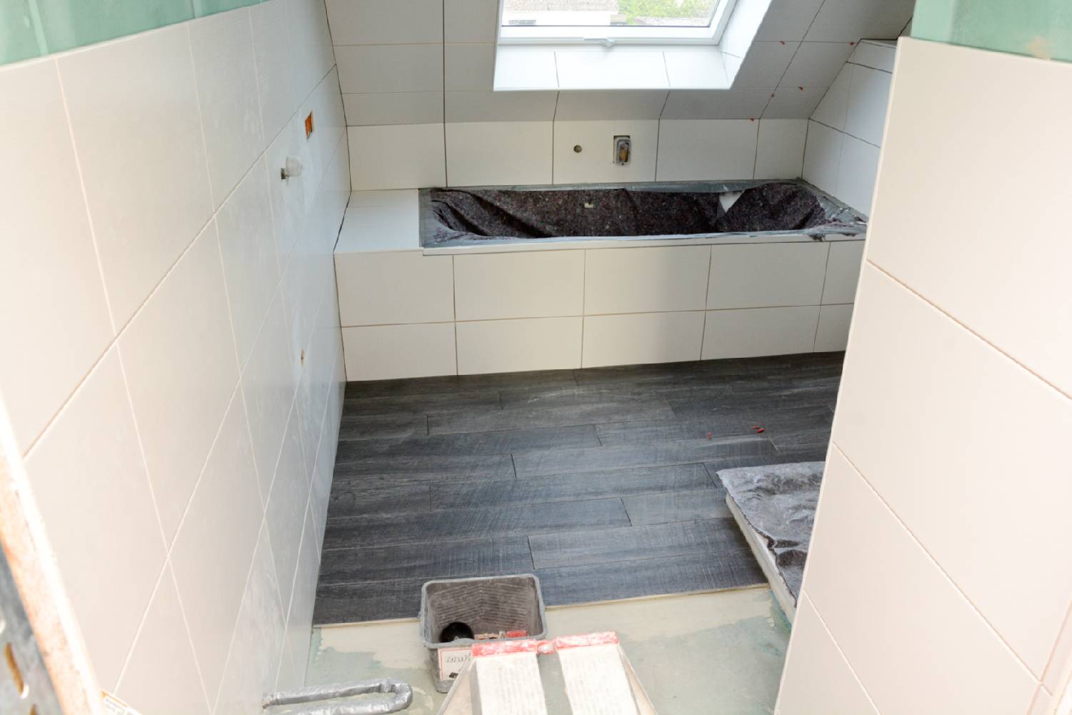 Fliesenspiegel in der Küche, Wand und Boden in Bad und WC, alternativer Bodenbelag